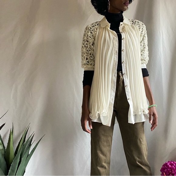 Vintage Off white pleated blouse with pearl buttons - Picture 14 of 17